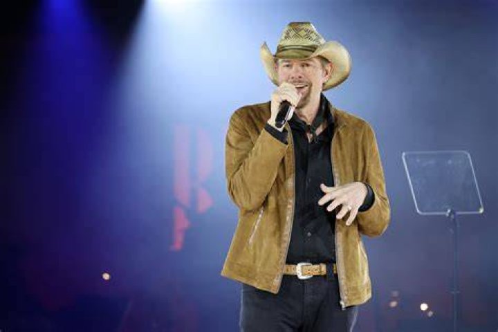 Country icon Toby Keith gives first live TV performance since cancer