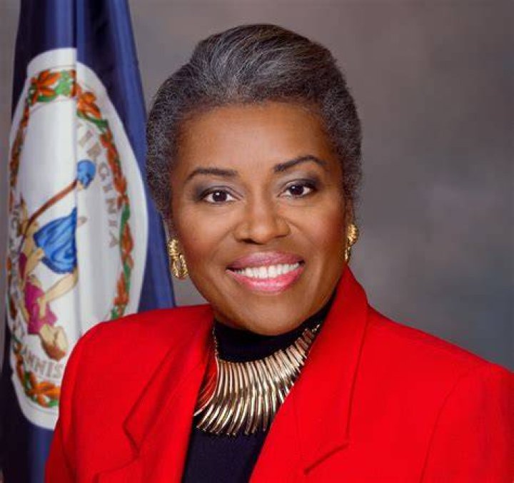 Lieutenant Governor Winsome EarleSears receives the Semper Fidelis