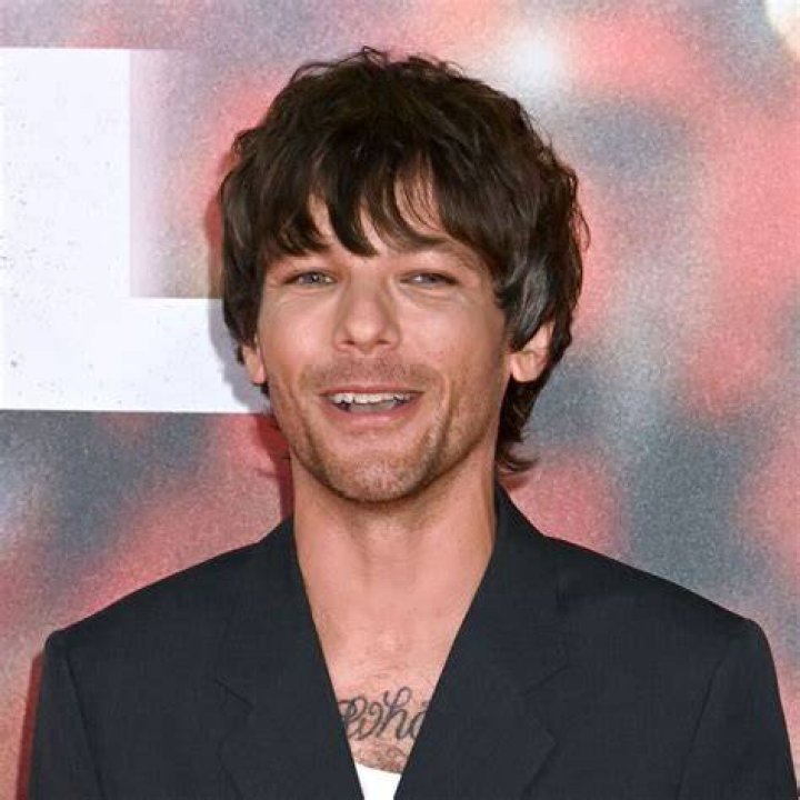 Louis Tomlinson Age, Height, Updates, Baby, Son, Girlfriend, Net Worth