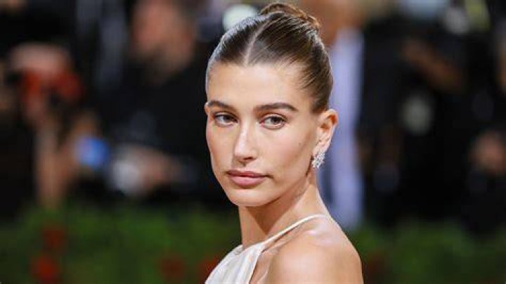 Valor neto de Hailey Bieber en 2023 cu&aacute;nto gana frente a Selena Gomez